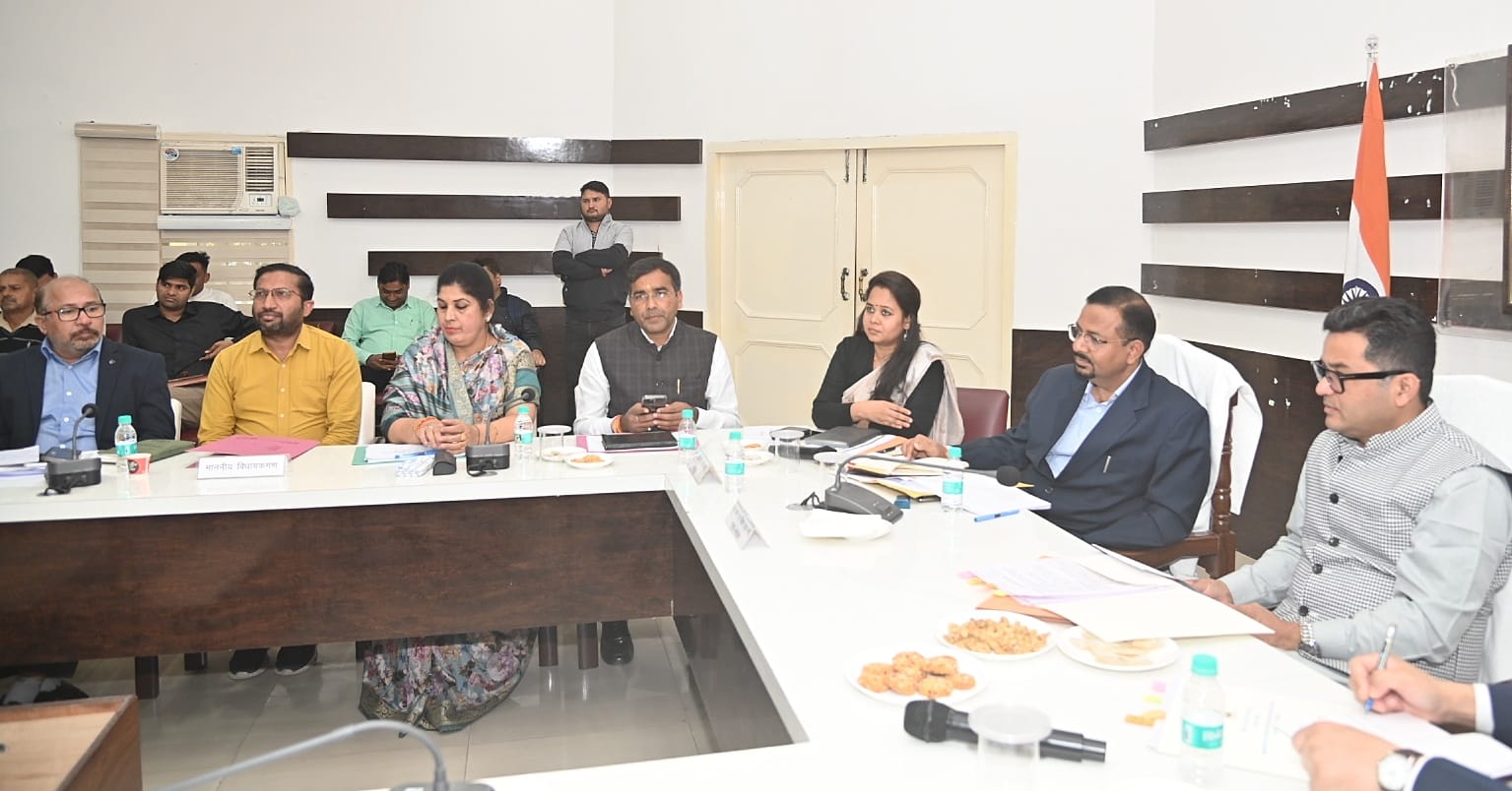 वस्त्र एवं विदेश केन्द्रीय राज्यमंत्री पबित्र मार्घेरिटा ने सोमवार को जिला कार्यालय सभागार पहुॅचकर जनपद में आकांक्षी जनपद के अन्तर्गत चल रहे विकास कार्यों की गहनता से समीक्षा की। 