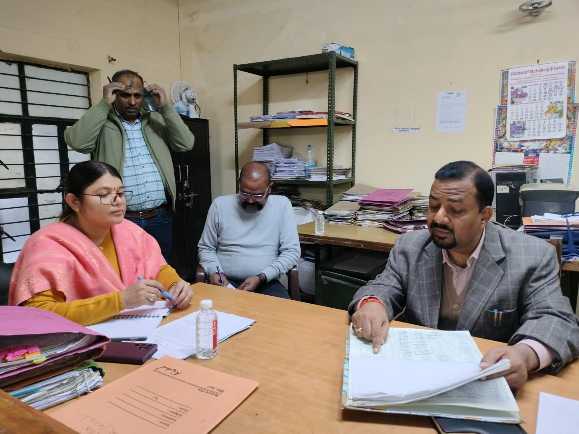 जिलाधिकारी एवं जिला मजिस्ट्रेट कर्मेन्द्र सिंह ने तहसील कार्यालय का औचक निरीक्षण किया। निरीक्षण के दौरान पेशकार अनुपस्थित मिला। जिला मजिस्ट्रेट एवं जिलाधिकारी ने पेशकार का वेतन रोकते हुए स्पष्टीकरण लेने के निर्देश दिए।जिलाधिकारी ने निर्देश दिए कि कार्यों में लापरवाही बरतने वाले कार्मिकों के खिलाफ सख़्ती से कार्यवाही अमल में लाई जाए।
