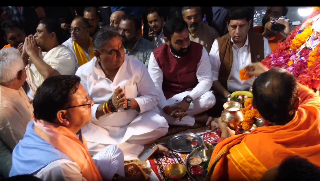 हर व्यक्ति के जीवन से अंधकार को दूर कर खुशियों का उजियारा फैलाए दीपोत्सव मुख्यमंत्री  मां गंगा के घाटों में 3 लाख 51 हजार दीप प्रज्वलित किए गए