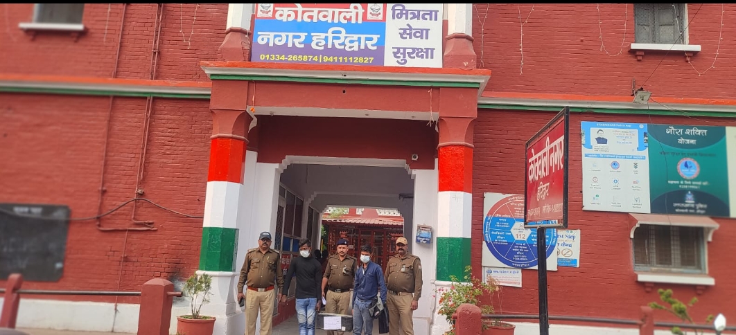 गाडीयों से बैट्री चोरी करने वाले चोरों को मय बैट्री के हरिद्वार पुलिस ने किया गिरफ्तार।