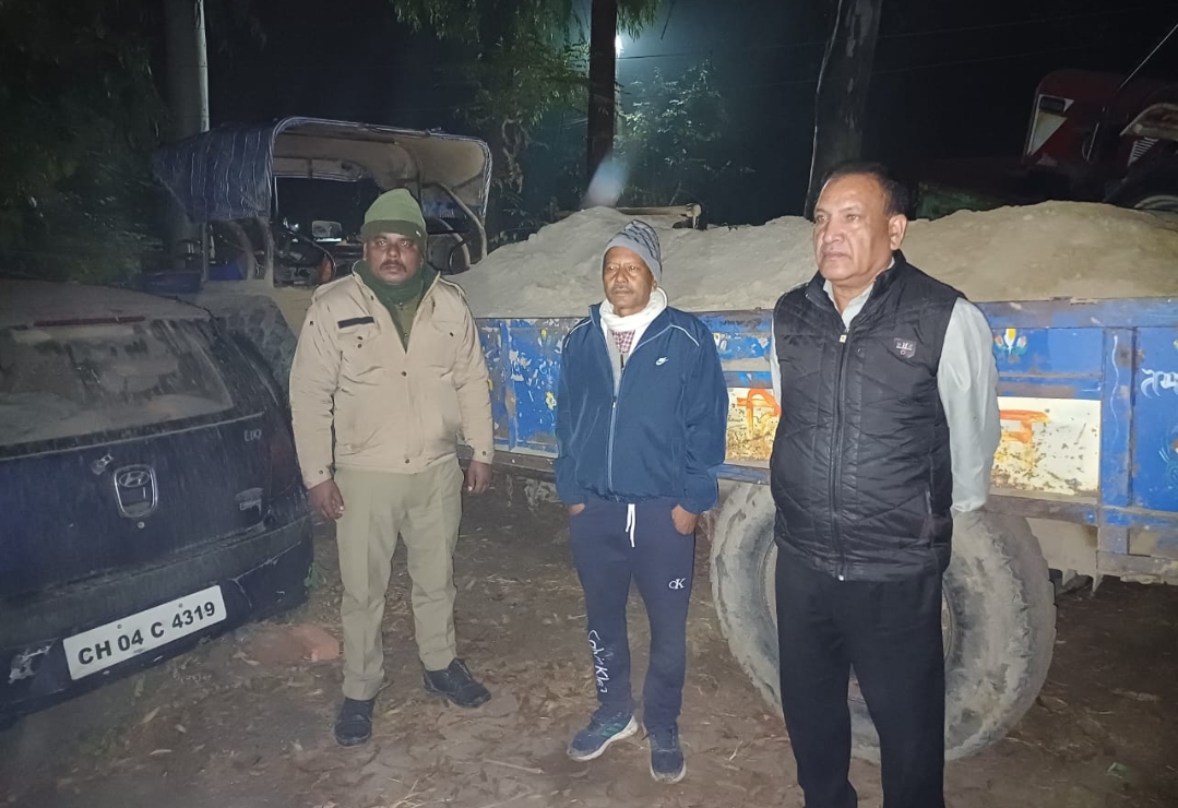 ज्वाइंट मजिस्ट्रेट रुड़की ने अवैध खनन की सूचना पर एक जे0सी0बी0 व मिट्टी से भरी एक ट्रैक्टर ट्राली को मौके से किया सीज।