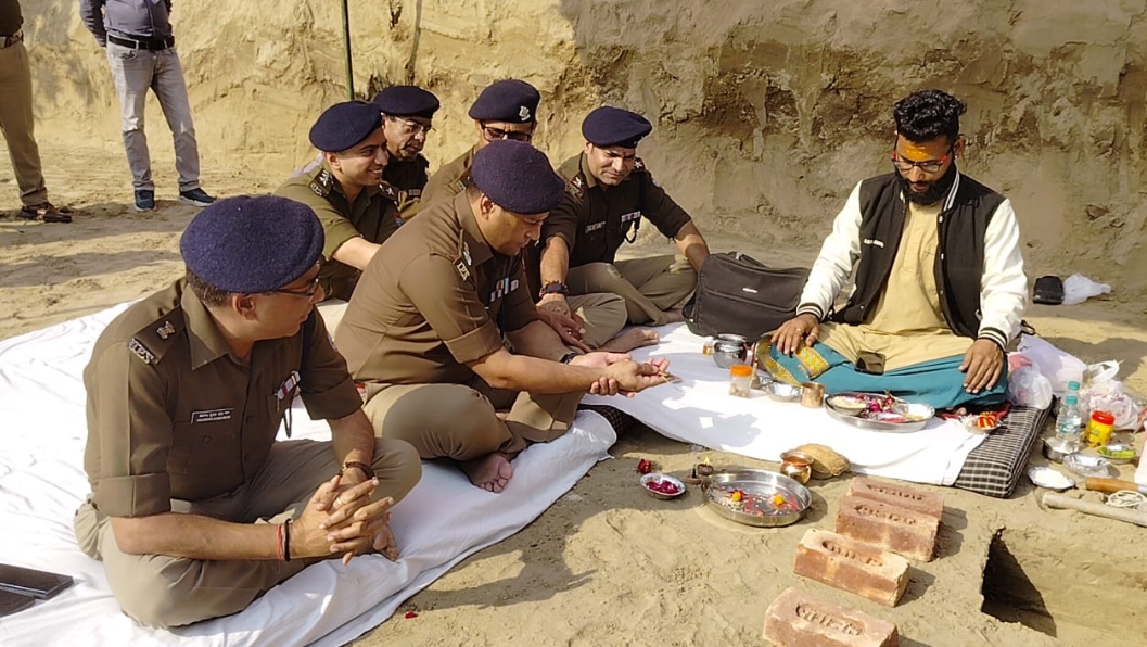 एसएसपी प्रमेन्द्र सिंह डोबाल द्वारा आज पुलिस जवानों की आवासीय व्यवस्था को सुदृढ़ करने के लिए थाना बहादराबाद में बनाए जा रहे 2BHK फ्लैटों के निर्माण कार्यों की नींव रखते हुए चिन्हित भूमि का किया पूजन 04 करोड़ 36 लाख रुपये की लागत से बनने वाले इस भवन के निर्माण के लिए 01 वर्ष की समय सीमा तय की गई है। 