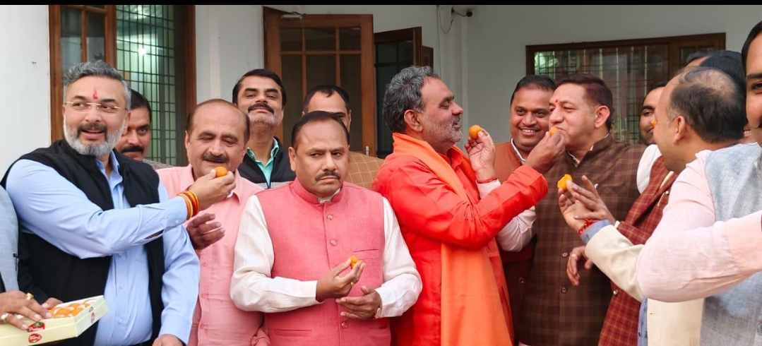 भारतीय जनता पार्टी जिला कार्यालय जगदीशपुर स्थित पूर्व कैबिनेट मंत्री स्वामी यतीश्वरानंद ने विधानसभा केदारनाथ विजय  एवं उपचुनाव उत्तर प्रदेश और महाराष्ट्र में प्रचंड जीत पर एक दूसरे को मिठाई खिलाकर कार्यकर्ताओं को दी बधाई।