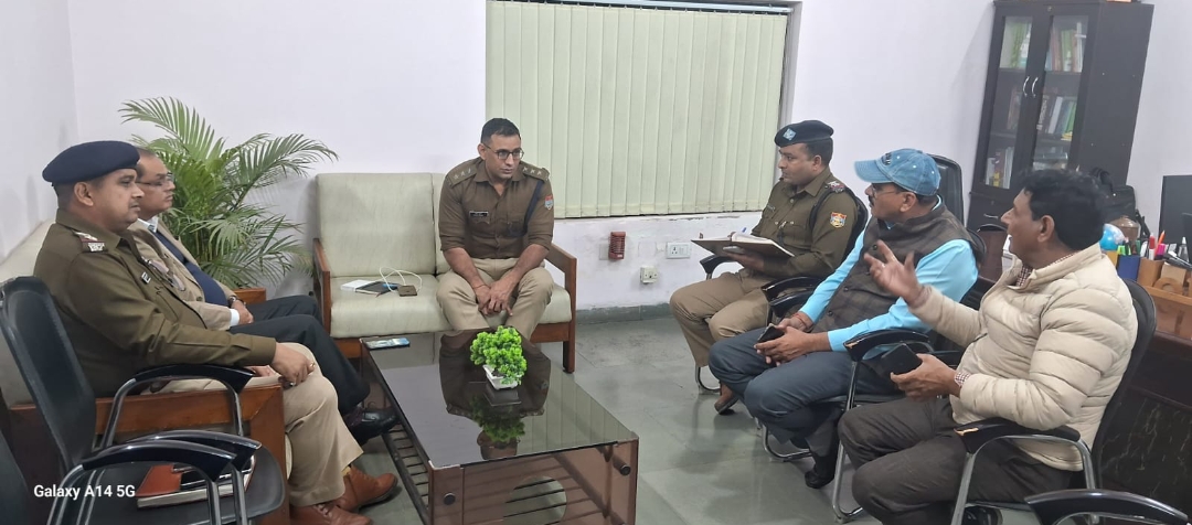 एसएसपी प्रमेन्द्र सिंह डोबाल द्वारा दिए निर्देश पर सीओ मंगलौर विवेक कुमार के नेतृत्व में अफसरों ने की शुगर मिल संचालकों से मुलाकात।