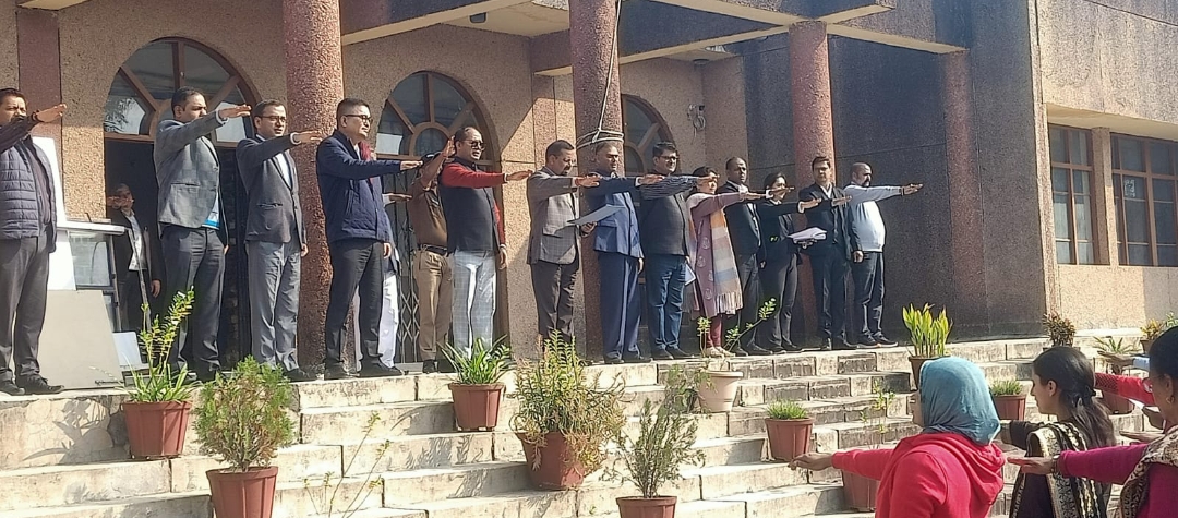  मंगलवार को संविधान दिवस मनाया गया। इस अवसर पर जिला कार्यालय जिलाधिकारी कर्मेन्द्र सिंह ने अधिकारियों एवं कर्मचारियों को संविधान की उद्देशिका की शपत दिलाई।