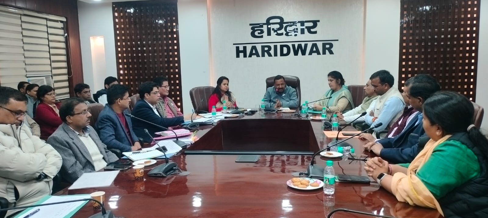 जल जीवन मिशन योजना के तहत विकास भवन के सभागार में देर सायं जिलाधिकारी कर्मेंद्र सिंह की अध्यक्षता में कार्यों की समीक्षा बैठक ली गई।            बैठक में मुख्य समस्या पानी के पाईप लाइन में लीकेज, खोदी गई सड़को की मरम्मत, पानी की गुणवत्ता से सम्बंधित थी।