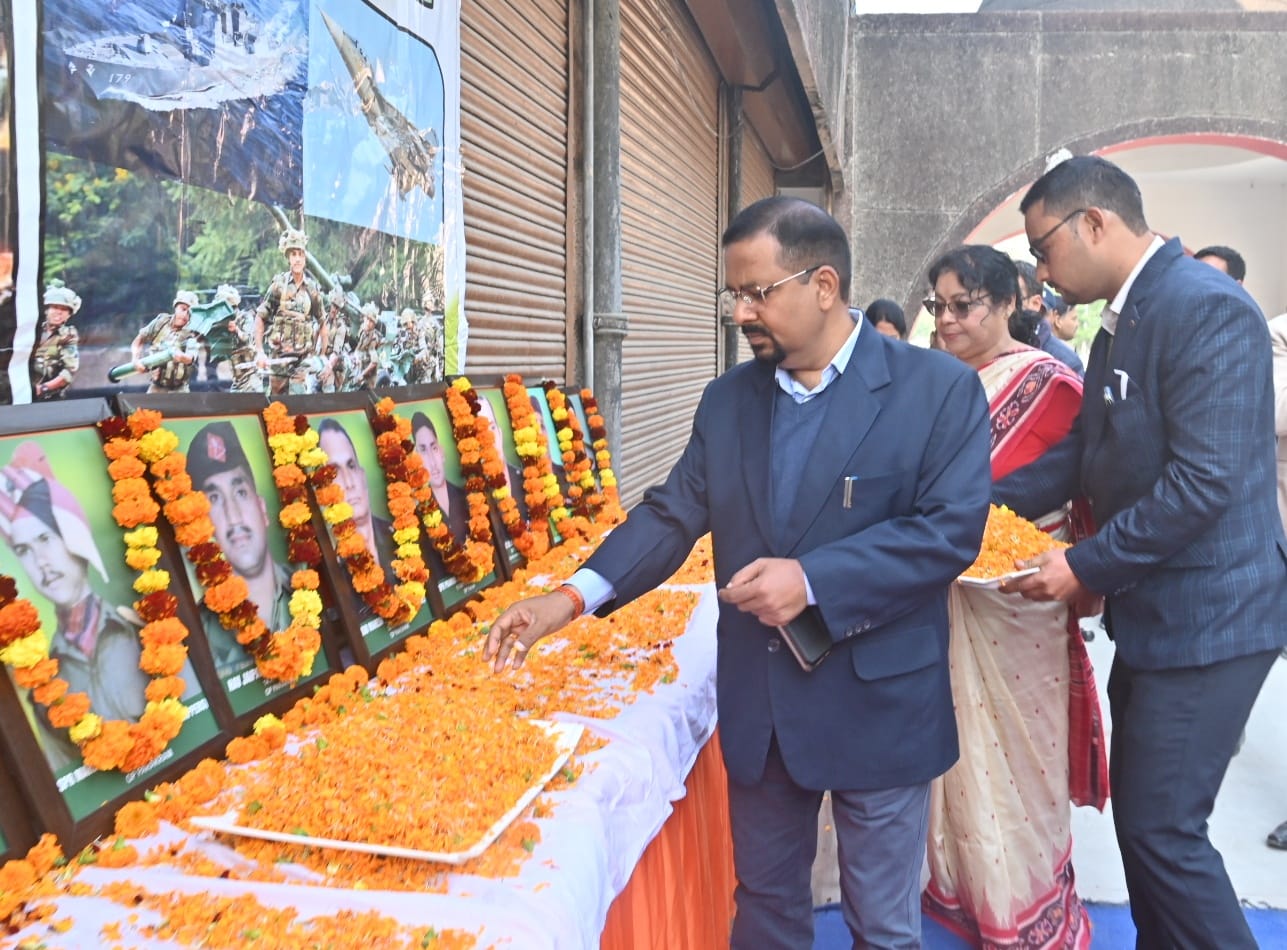 सैनिक कल्याण की ओर से सोमवार को जिला कार्यालय सभागार में विजय दिवस समारोह का आयोजन किया गया। जिलाधिकारी, वीरनारियों तथा पूर्व सैनिकों द्वारा शहीदों को श्रद्धांजलि एवं जनपद पुलिस द्वारा गार्ड आफ आनर देकर व दीप जलाकर कार्यक्रम का शुभारम्भ किया।