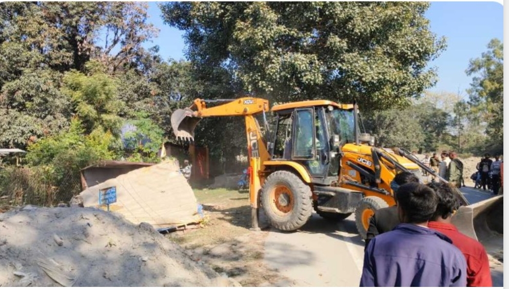 सिंचाई खंड उत्तर प्रदेश के अधिकारियों ने इरकॉन इंटरनेशनल कंपनी के द्वारा अवैध रूप से लगाए गए प्लांट/ लगाकर किया अतिक्रमण उसको न हटाकर बड़े अतिक्रमण करने वालों के सामने घुटने टेकने को मजबूर गरीब लोगों ने  सर छुपाने के लिए कुछ अतिक्रमण किया था उस पर चली जेसीबी बलडोजर जिस कारण गरीब लोग हुवे घर से बेघर 
