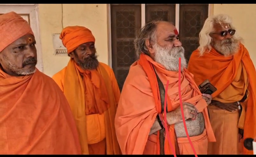 जिन्हें गंगा में नहाने से ठंड लगती हो, उन्हें गंगा पर राजनीति करने का कोई अधिकार नहीं है स्वामी ललितानंद
