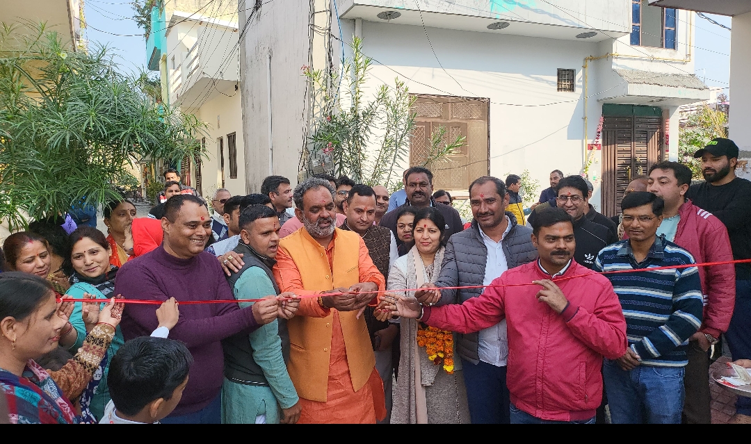 पूर्व कैबिनेट मंत्री स्वामी यतीश्वरानंद ने सड़क का किया उद्घाटन।