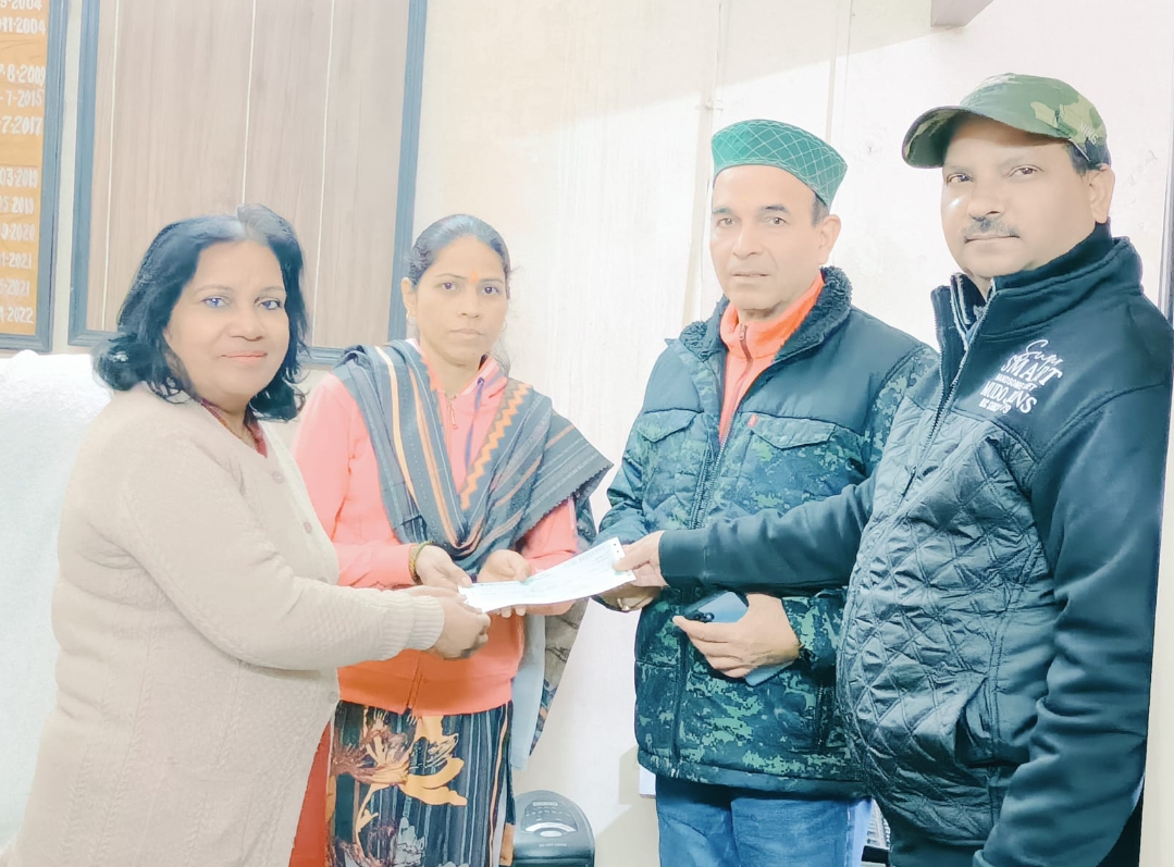  उत्तराखण्ड पत्रकार कल्याण कोष के सदस्य त्रिलोक चन्द्र भट्ट,श्रीमती सुदेश आर्य एवं जिला सूचना अधिकारी हरिद्वार के प्रतिनिधि ने पत्रकार कल्याण कोष कारपस फण्ड से श्रीमती आशा पत्नी स्वर्गीय दीपक नेगी को 5 लाख का बैंक ड्राफ्ट दिया।