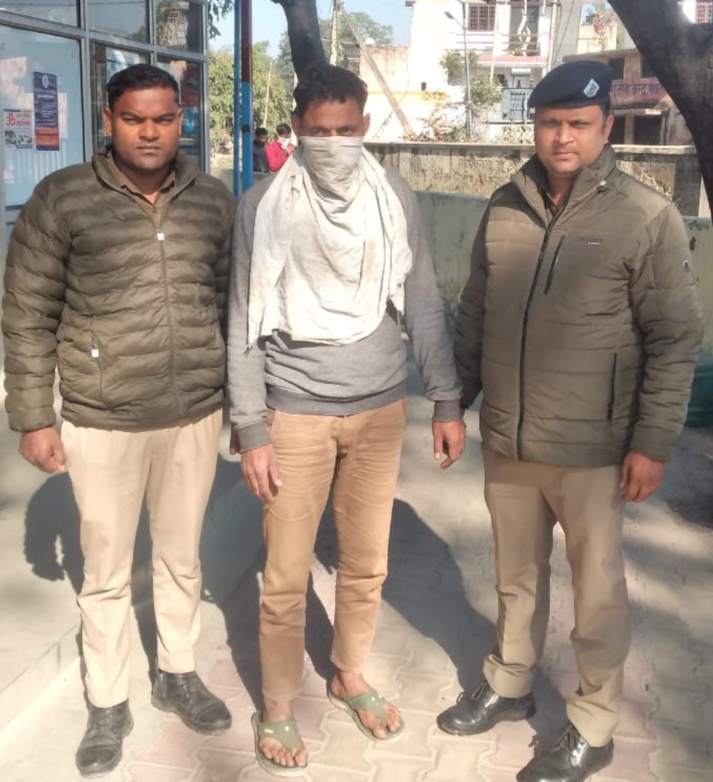 पथरी पुलिस ने ₹5000 के ईनामी आरोपी अभियुक्त को किया गिरफ़्तार।