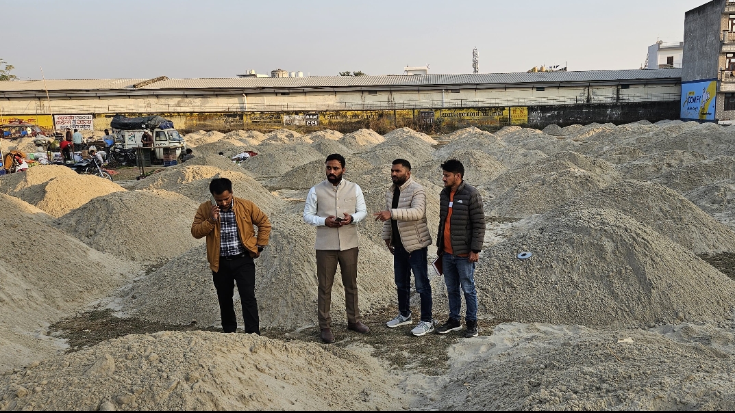 जिलाधिकारी हरिद्वार के निर्देशानुसार उपजिलाधिकारी हरिद्वार के नेतृत्व में राजस्व विभाग और खनन विभाग की टीम द्वार सिडकुल क्षेत्र में अवैध भण्डारणो  पर कार्यवाही की गई जिसमें 5 अवैध भण्डारणो की पैमाइश कर कार्यवाही की गई।
