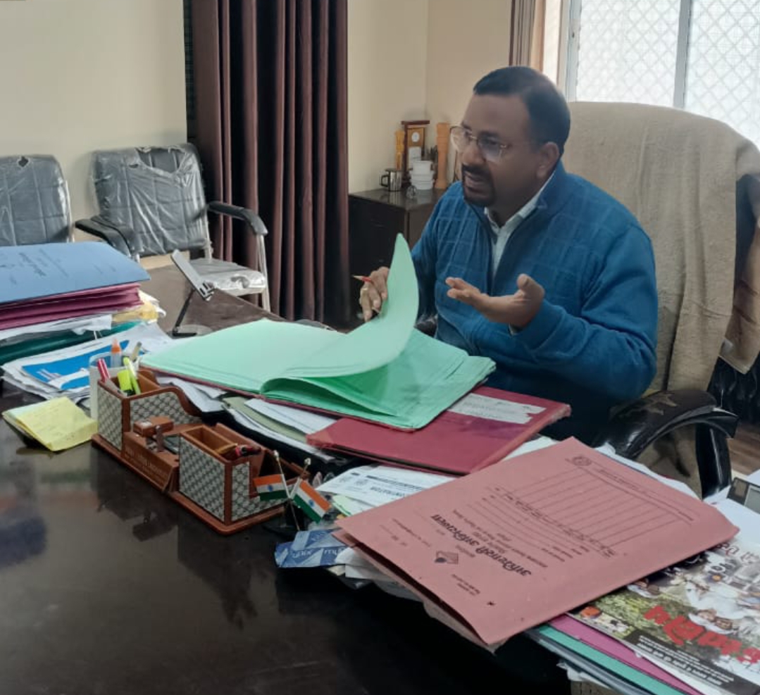 जनपद के विभिन्न कार्यालय पर अचानक छापेमारी से मचा हडकंप  विभिन्न कार्यालयों मे अनुपस्थित 31 कार्मिकों को कारण बताओं नोटिस, वेतन रोकने का दियाआदेश