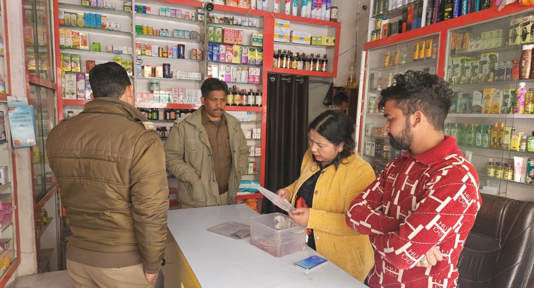अवैध दवा बिक्री और एक्सपायरी दवाओं के खिलाफ ड्रग विभाग की सख्त कार्रवाई  ड्रग इंस्पेक्टर श्रीमती भारती ने छापेमारी के दौरान सभी मेडिकल संचालकों को सख्त चेतावनी दी कि बिना लाइसेंस के दवा वितरण, फार्मासिस्ट की अनुपस्थिति, या प्रतिबंधित व एक्सपायरी दवाओं की बिक्री पर कड़ी कार्रवाई की जाएगी।