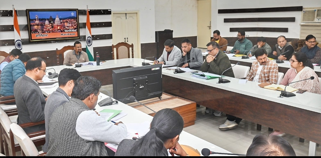 जिलाधिकारी कर्मेंद्र सिंह की अध्यक्षता में कलेक्ट्रेट सभागार मे जिला स्तरीय राजस्व संवर्द्धन एवं अनुश्रवण समिति की समीक्षा बैठक।
