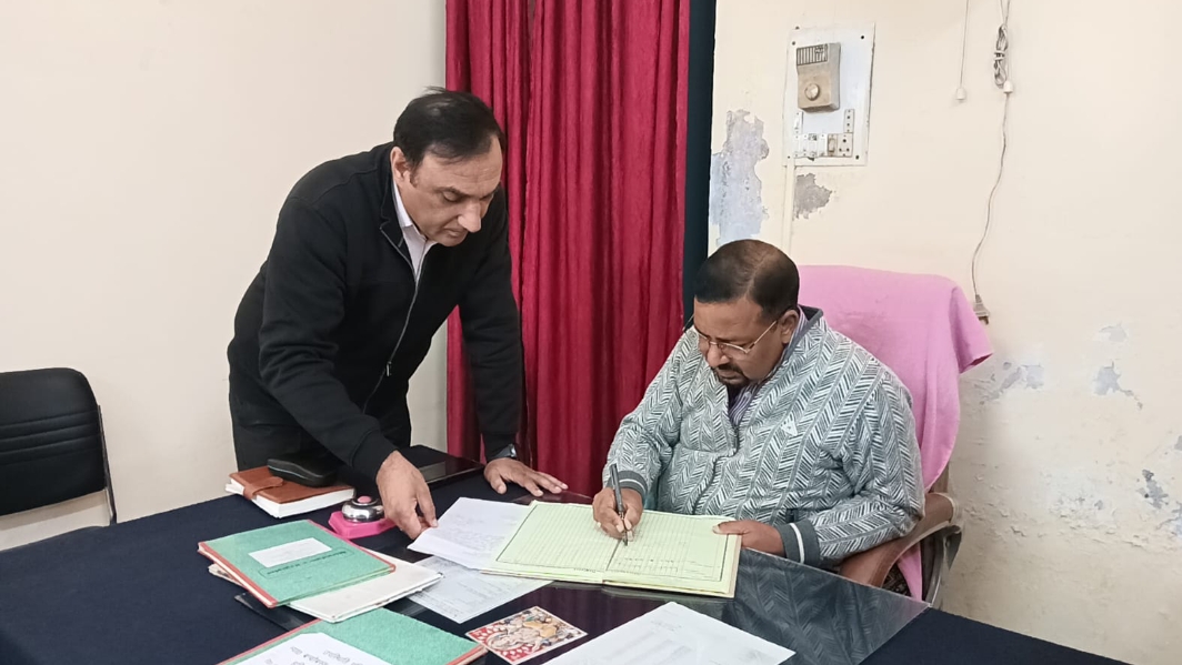 जिला अधिकारी कमेन्द्र सिंह ने विभिन्न कार्यालय मे छापेमारी से मचा हडकंप  विभिन्न कार्यालयों मे अनुपस्थित 08 कार्मिकों को कारण बताओं नोटिस, वेतन रोकने का आदेश