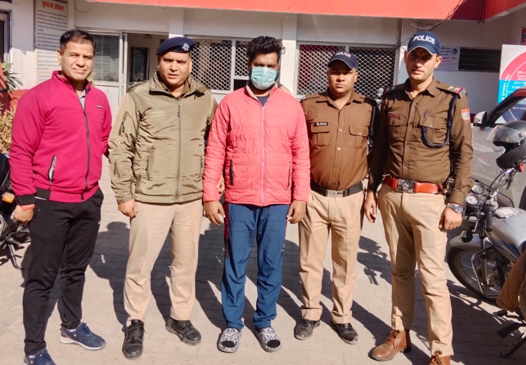 ₹25000 के ईनामी अभियुक्त को मनसा देवी गेट के सामने से हरिद्वार पुलिस ने किया गिरफ़्तार।