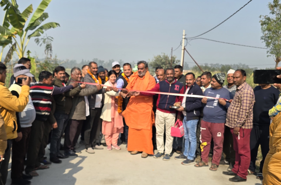 ब्लाक बहादराबाद द्वारा कराये जा रहे विभिन्न योजनाओं के माध्यम से  1 करोड़ रुपये की अधिक लागत से विकास कार्यों  का पूर्व कैबिनेट मंत्री स्वामी यतीश्वरानंद व ब्लॉक प्रमुख श्रीमती आशा नेगी ने फीता काटकर किया उद्घाटन।