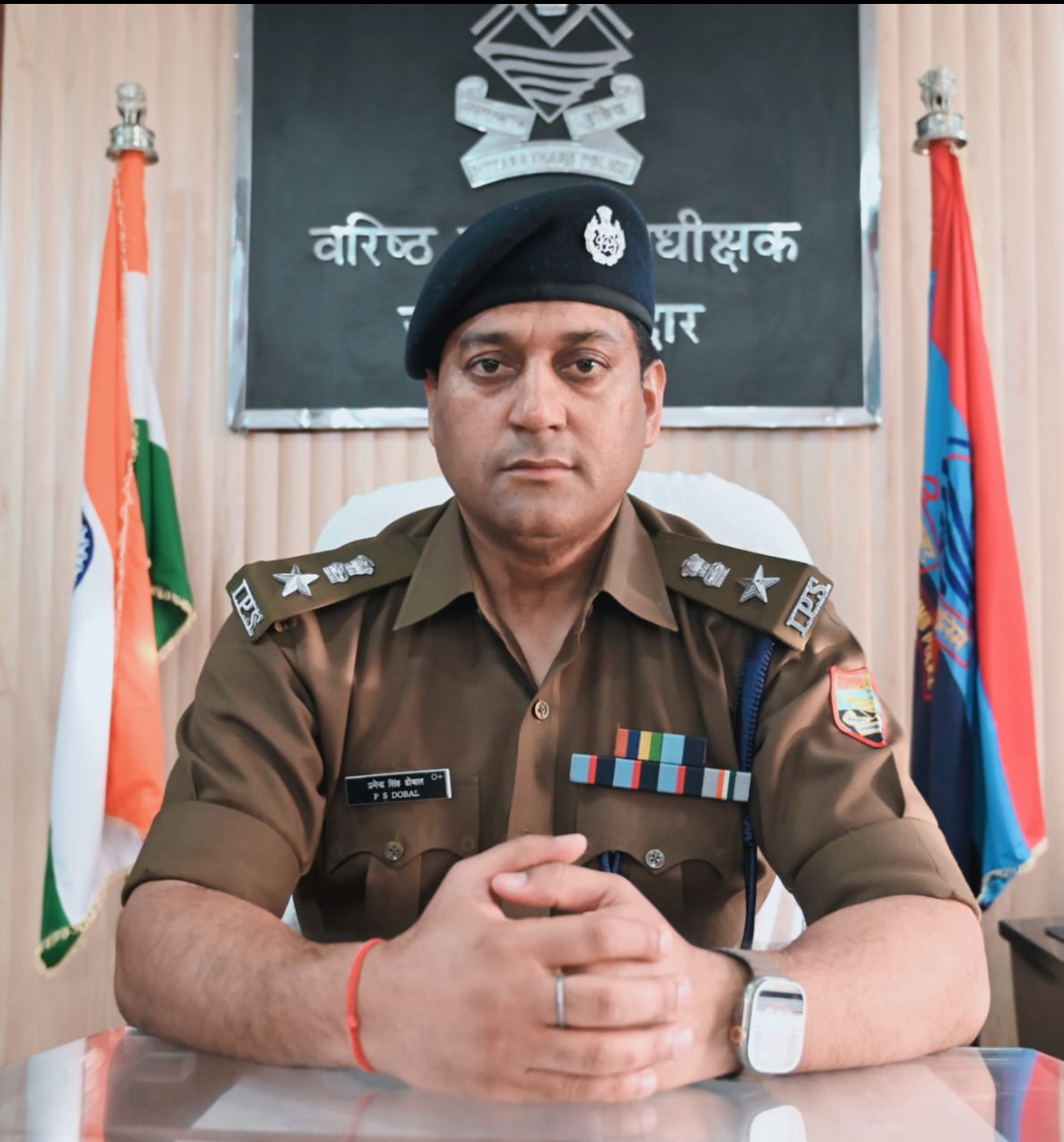 कार में 01 नाबालिक सहित, 01 नशा तस्कर को करीब 75 हजार के गांजे के साथ पुलिस ने किया गिरफ्तार।  कार व स्कूटी को कब्जे में लेकर 05 किलो गाँजा किया बरामद