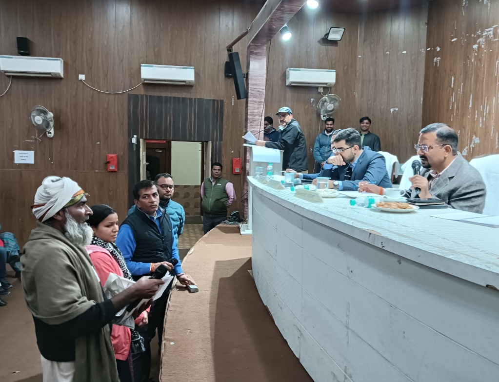 जिलाधिकारी  कर्मेंद्र सिंह की अध्यक्षता में मंगलवार को तहसील दिवस का आयोजन किया गया। 