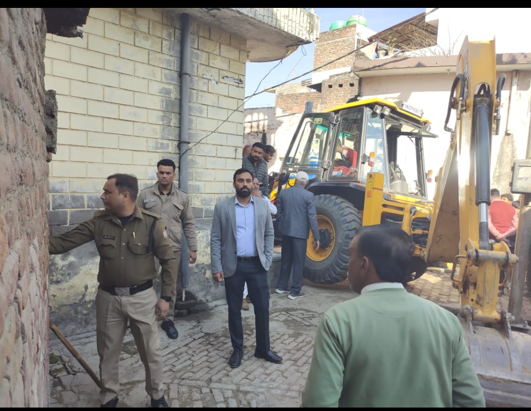 जिलाधिकारी कर्मेन्द्र सिंह के निर्देशों में तहसील हरिद्वार प्रशासन द्वारा उपजिलाधिकारी अजयवीर सिंह के नेतृत्व में अवैध अतिक्रमण के विरूद्ध ताबड़तोड कार्यवाही की गयी।