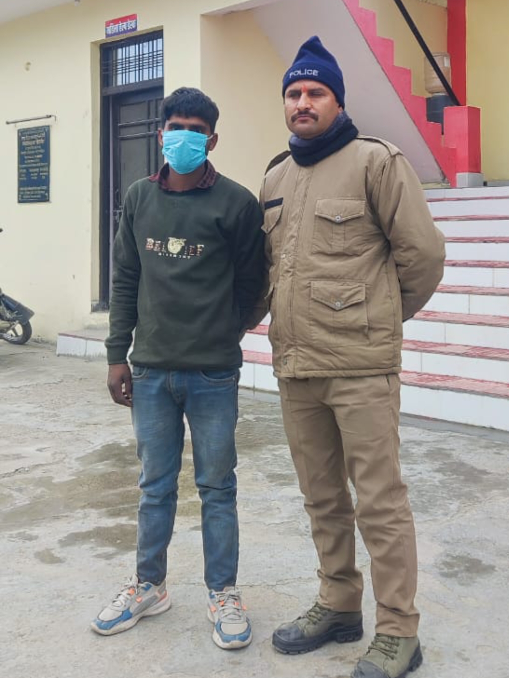 प्रॉपर्टी डीलर हत्याकांड में फरार चल रहा था हत्या आरोपी अभियुक्त को खानपुर पुलिस ने किया गिरफ्तार।  मृतक से लूट का प्रयास व पकड़े जाने के डर से प्रॉपटी डीलर की थी हत्या।  02 हत्यारोपियों को पूर्व में ही गिरफ्तार कर भेजा जा चुका है जेल