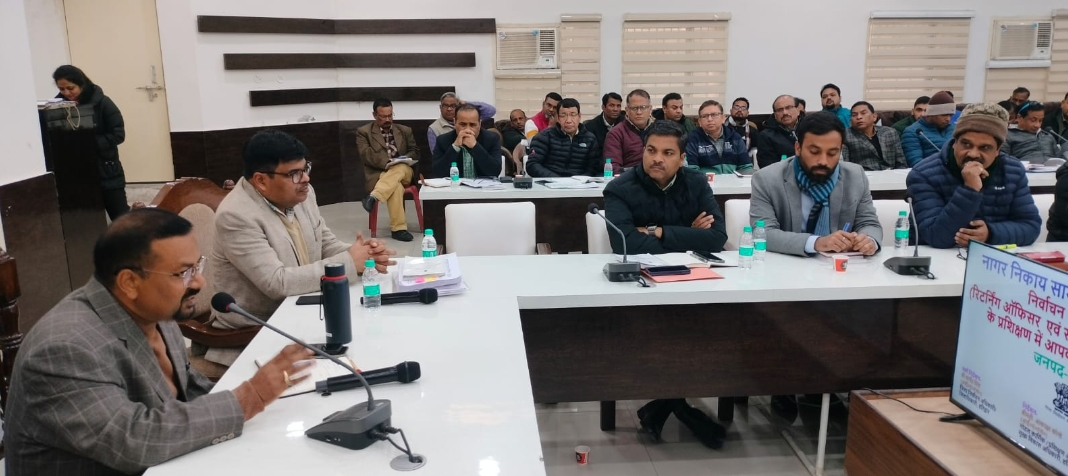 आगामी निकाय चुनावों का बिगुल बजते ही हरिद्वार में चुनाव की तैयारियो को लेकर प्रशासन ने कमर कस ली हैजि लाधिकारी कर्मेन्द्र सिंह ने जिला कार्यालय सभागार में जनपदीय अधिकारीयो के साथ बैठक कर तैयारियां समय से पूरी करने के निर्देश दिए।उ