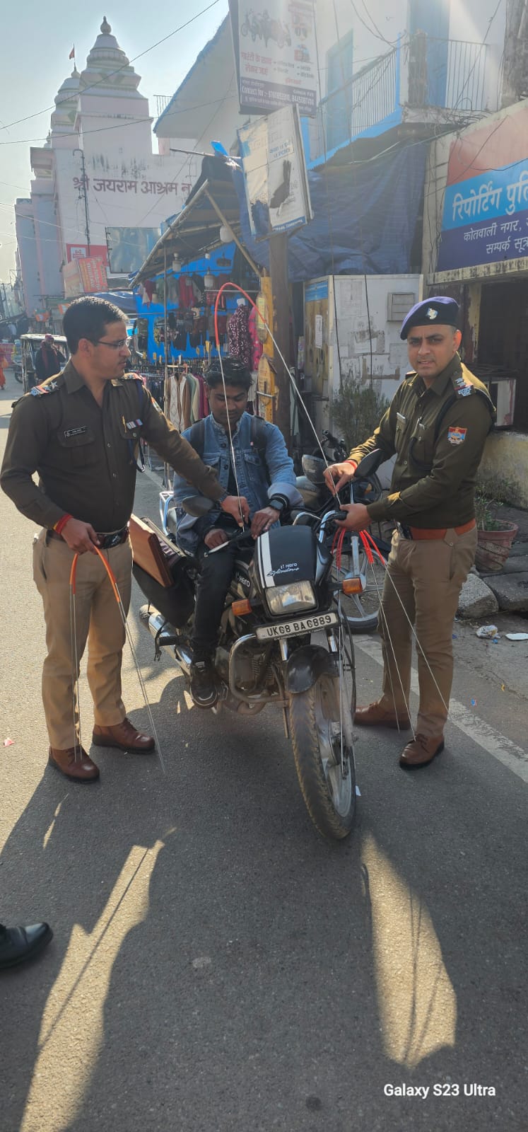 चाइनीज माँझा बेचने वालों के विरुध्द हरिद्वार पुलिस की बड़ी पहल पर आम जन ने की सराहना बचाव किये इंतजाम चाइनीज माँझा बेचने वालों की खैर नही   हरिद्वार पुलिस ने आम जन से की अपील सिटी में किसी भी दुकान पर चाइनीज माँझा बेचने की सूचना देने वाले कि जानकारी गुप्त रखी जायेगी आपकी इस पहल से किसी की जान बच सकती है