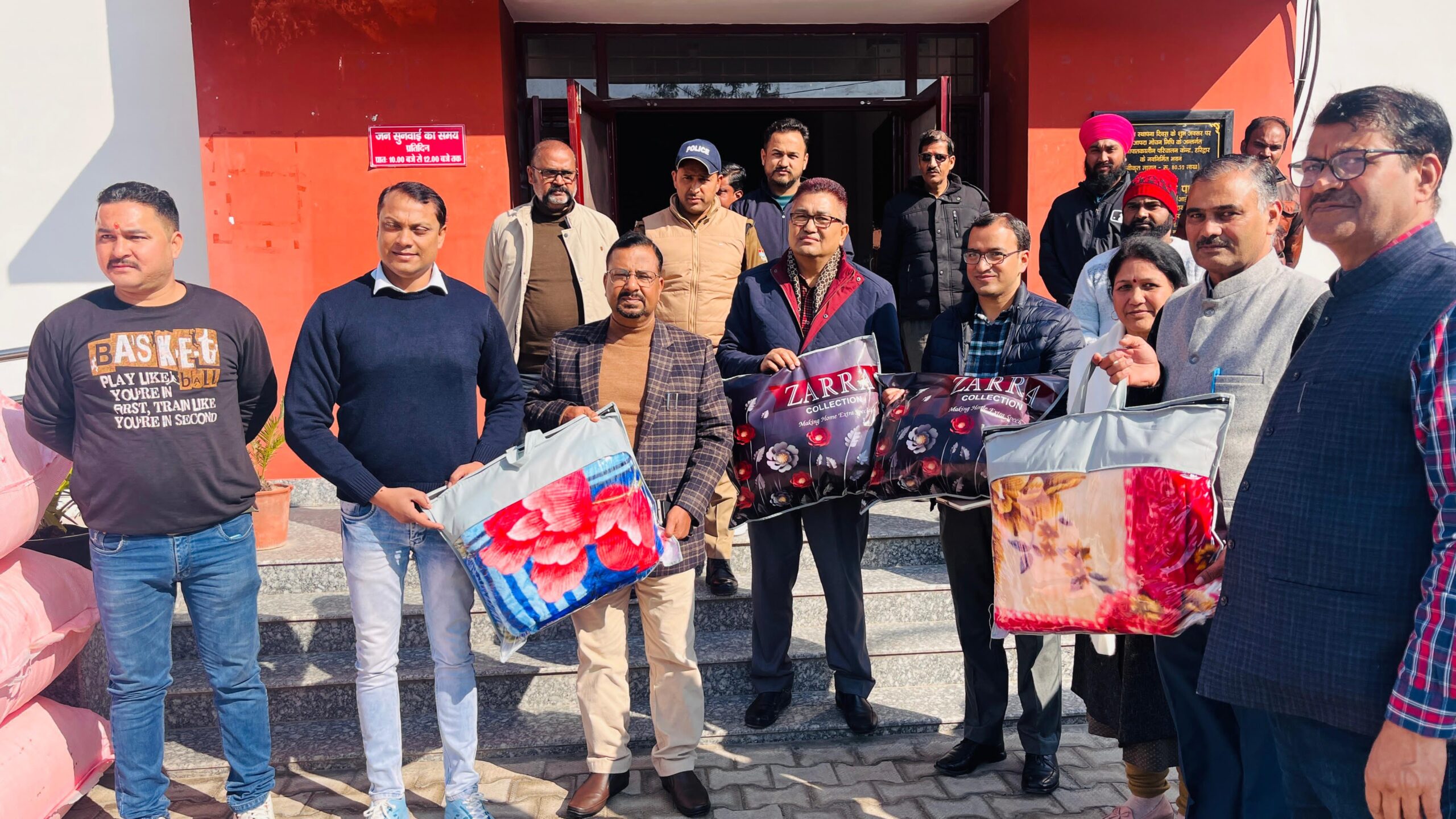 जिलाधिकारी कर्मेंद्र सिंह ने जिला कार्यालय पहुंचे गरीब एवम् जरूरतमंद व्यक्तियों को ठंड से राहत दिलाने हेतु कम्बल वितरित किए।  उन्होंने कम्बल वितरण कार्य हेतु सहयोग करने वाली संस्थाओं का भी इस पुण्य कार्य में सहयोग के लिए आभार व्यक्त किया।