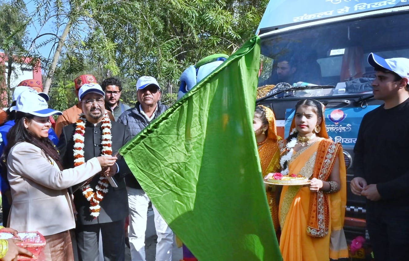जिलाधिकारी कर्मेन्ंद्र सिंह ने 38वें राष्ट्रीय खेलों का प्रचार-प्रसार करने के लिए शुभांकर मौली के साथ तीन प्रचार रथों को कलेक्ट्रेट परिसर में पूजा अर्चना कर रथों को हरी झंड़ी दिखाकर किया रवाना।