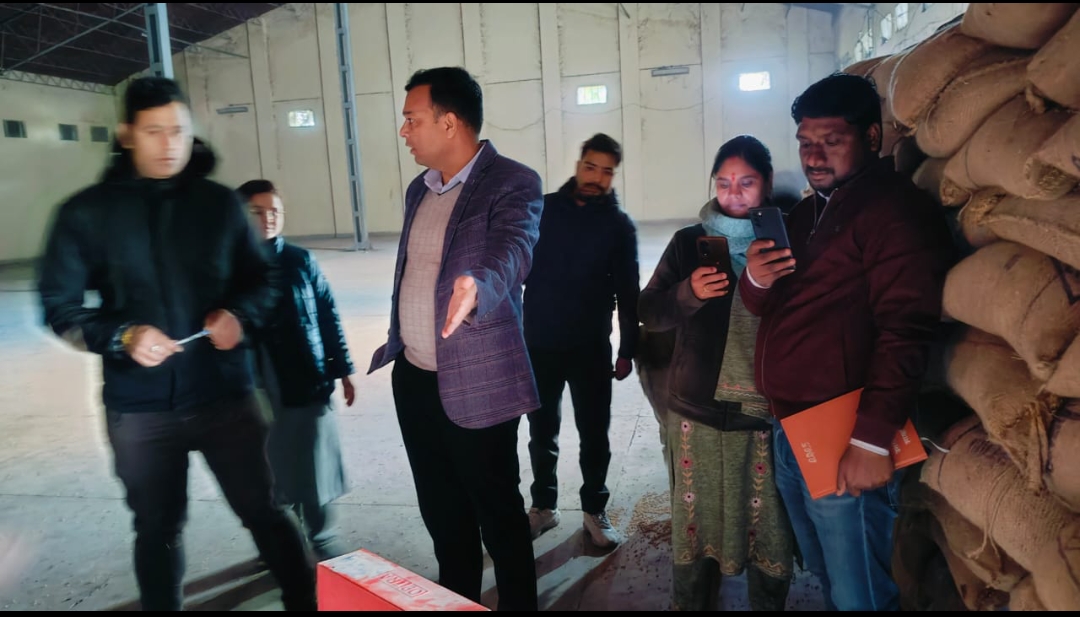 जिलाधिकारी कर्मेंद्र सिंह के निर्देश पर ज्वालापुर स्थित राजकीय अनाज गोदाम का औचक निरीक्षण किया निरीक्षण के दौरान स्टॉक पंजिका और भौतिक स्टॉक के बीच बड़ी कमी गोदाम प्रबंधन की गंभीर लापरवाही को उजागर करती हैं।