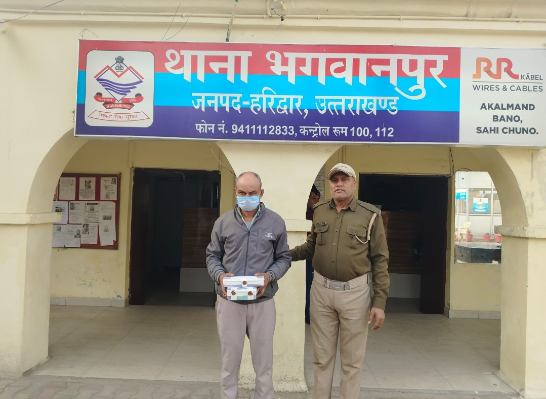 हरिद्वार पुलिस की नशा तस्करो के विरुद्ध कार्यवाही लगातार जारी 305 ग्राम अवैध चरस के साथ एक आरोपी अभियुक्त को पुलिस ने किया गिरफ्तार।