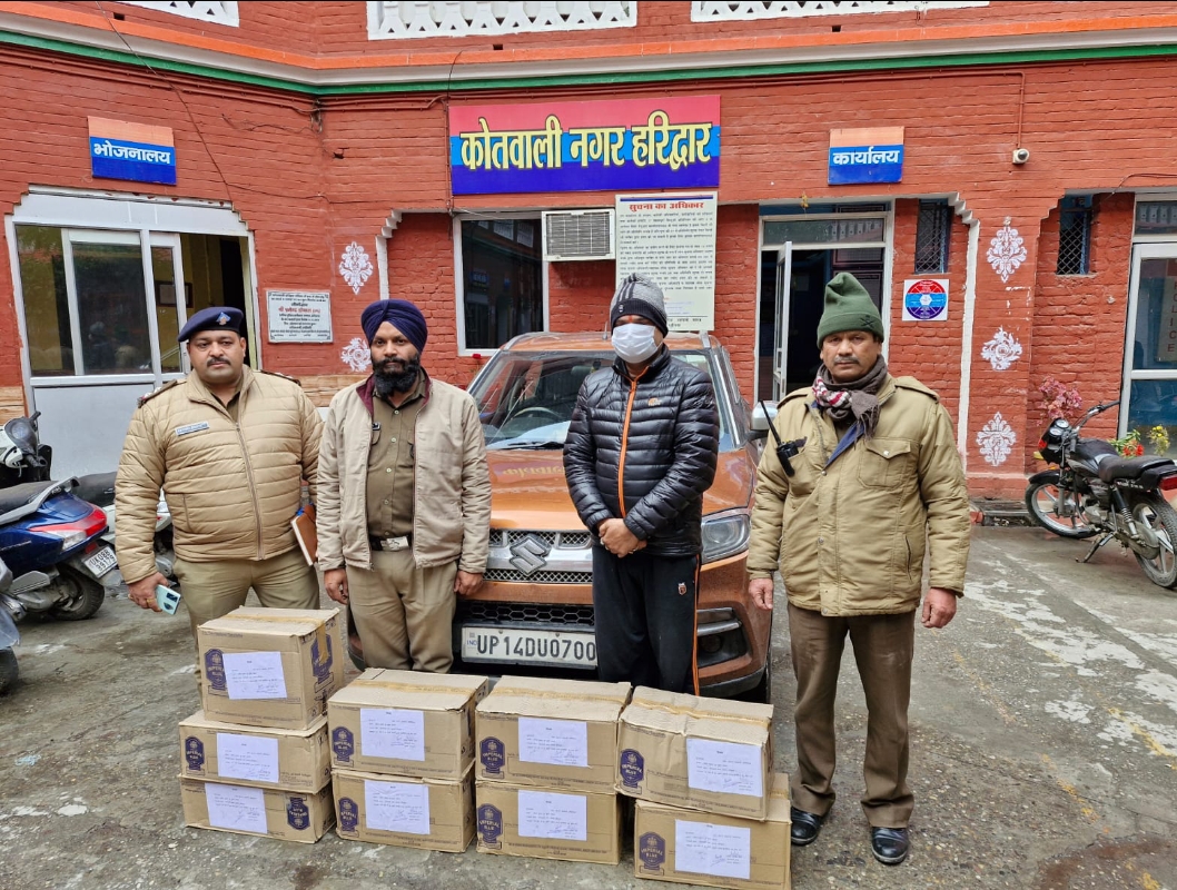 नगर निकाय चुनाव को लेकर हरिद्वार पुलिस सतर्क चुनाव की दृष्टि को देखते हुवे शराब माफियाओ पर कर रही है कड़ा प्रहार।   9पेटी अवैध शराब की कार सहित हरिद्वार पुलिस ने एक अभियुक्त को किया गिरफ्तार।