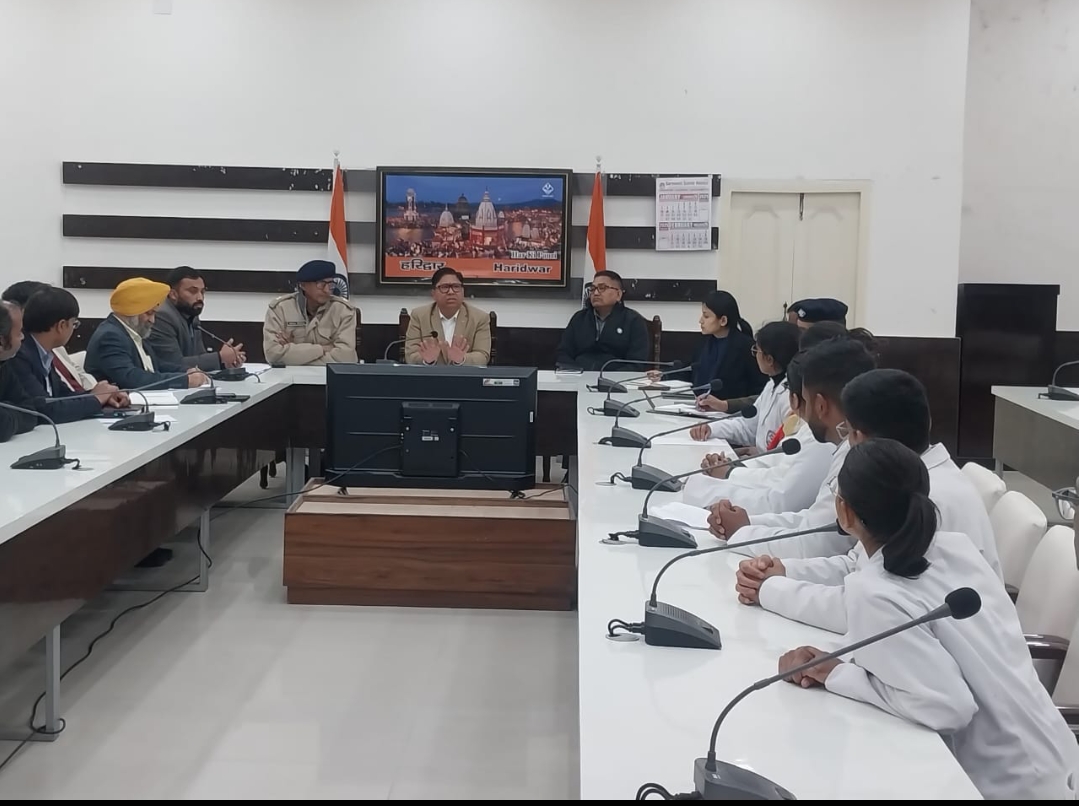 राजकीय मेडिकल कॉलेज हरिद्वार के पीपीपी मोड पर संचालन से संबंधित जिला अधिकारी कार्लालय, हरिद्वार में डॉ आशुतोष सायना, निदेशक, चिकित्सा शिक्षा विभाग की अध्यक्षता में छात्रों के साथ हुई बैठक