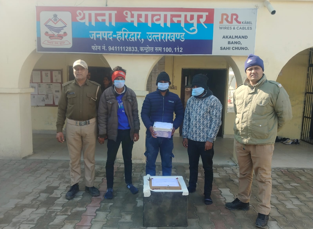 फ्यूजन कम्पनी में लाखो की चोरी की घटना को तीन शातिर चोरो ने दिया अंजाम। पुलिस ने तीनो अभियुक्तो को किया गिरफ्तार  कंपनी से चुराई तिजोरी सहित लाखों की नगदी व चेक बरामद