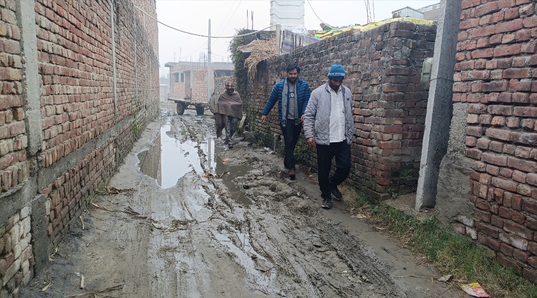 ग्राम पंचायत भक्तानपुर आबिदपुर के गांव इब्राहिमपुर में विकास कार्यों पर ब्रेक ग्रामीण कच्चे रास्तों में चलने को मजबूर।