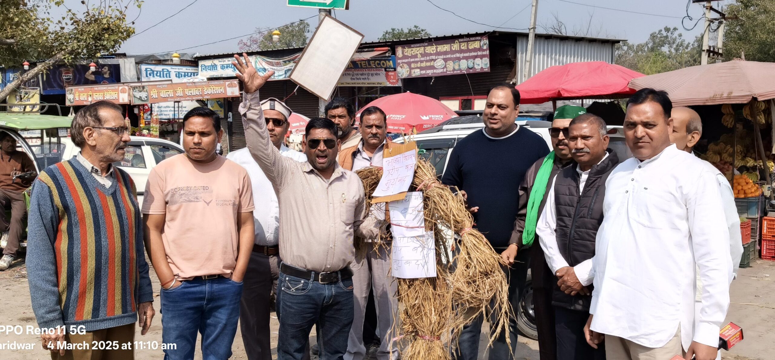 भाजपा विधायक प्रदीप बत्रा का पत्रकारों ने पुतला दहन किया