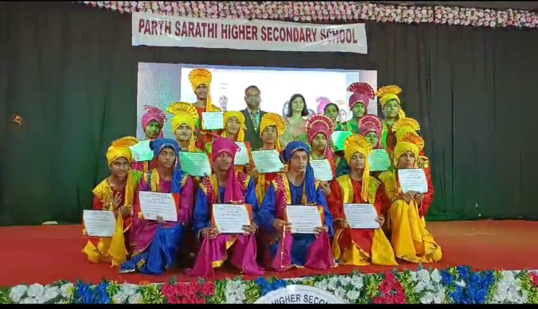 पार्थ सारथी  स्कूल का वार्षिक दिवस उत्सव कार्यक्रम का शुभारंभ सुदर्शन आश्रम के संस्थापक महंत रघुवीर दास व हरिद्वार के हृदय रोग विशेषज्ञ डॉक्टर संजय शाह और स्कूल के प्रबंधक हरीश भदुला ने संयुक्त रूप से  दीप प्रज्वलित कर किया। 