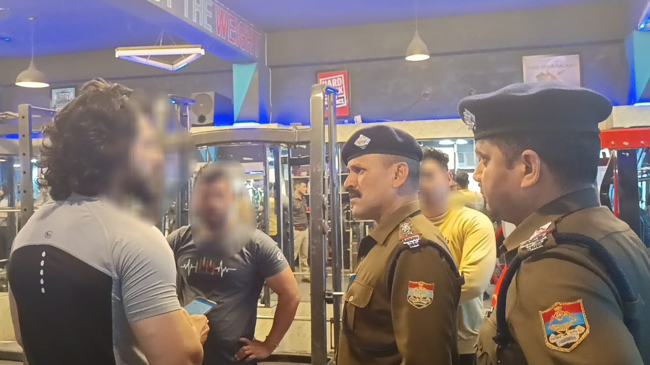 कप्तान के निर्देश पर शिवालिक नगर में संचालित हो रहे जिम और स्पा सेंटरों में रानीपुर पुलिस ने पहुँचकर काटे चालान।