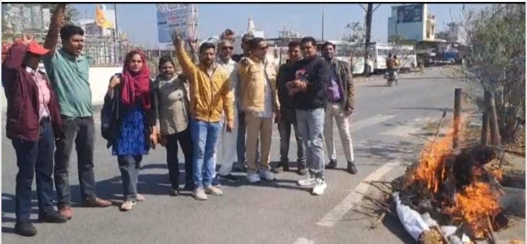 ऑल इंडिया पत्रकार एकता एसोसिएशन द्वारा लक्सर के शिव चौक पर रुड़की विधायक प्रदीप बत्रा एवं मेयर का पुतला दहन किया   विधायक प्रदीप बत्रा अपने दुर्व्यवहार के लिए सार्वजनिक रूप से माफी मांगें। 