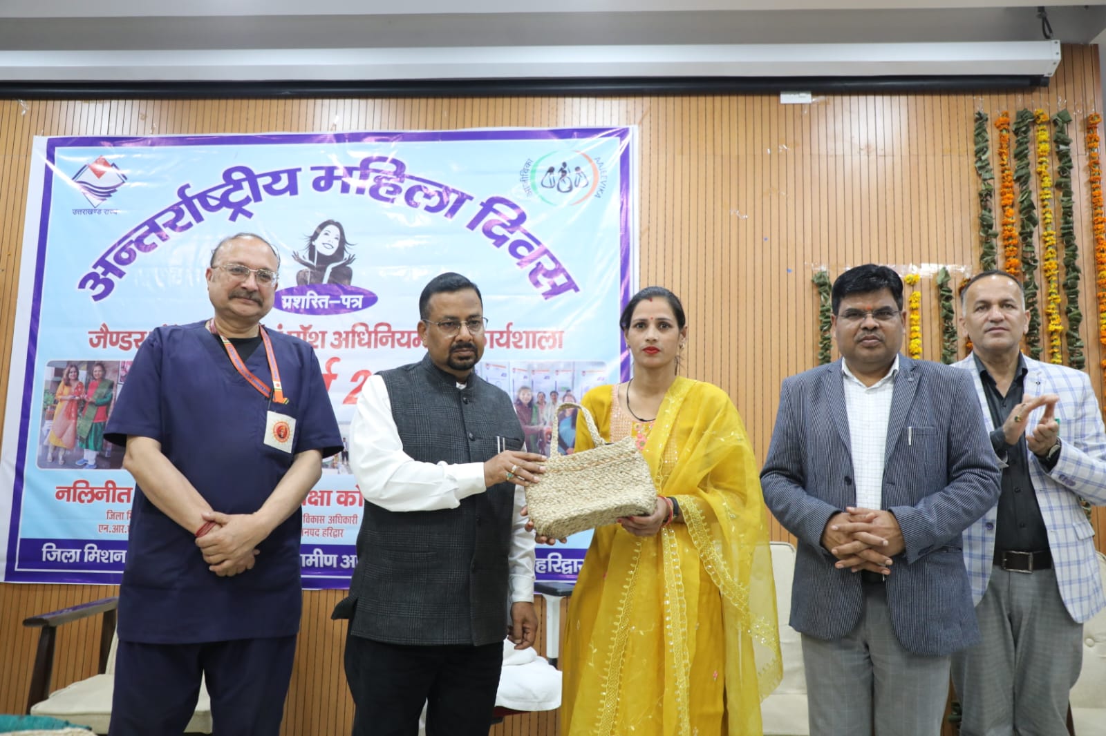 अंतरराष्ट्रीय महिला दिवस के अवसर पर विकास भवन में एक दिवसीय जेंडर संवेदीकरण एवं पोश अधिनियम पर कार्यशाला का आयोजन किया गया। जिसका शुभारंम मुख्य अतिथि जिलाधिकारी कर्मेन्द्र सिंह ने दीप जलाकर किया।
