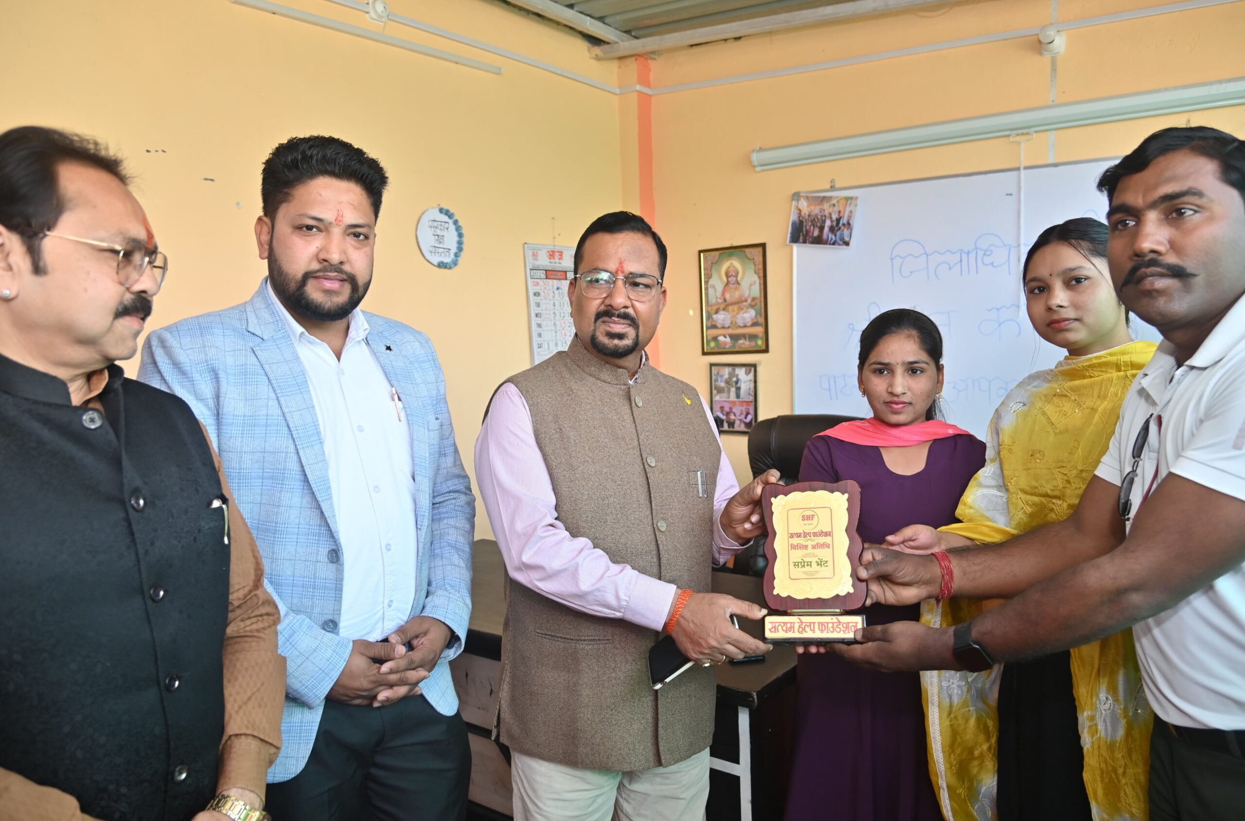 जिलाधिकारी कर्मेंन्द्र सिंह ने लक्सर रोड जियापोता स्थित सत्यम पाठशाला पहुंचे   उन्होंने कई छात्र-छात्राओं से बात की तथा पूरी पाठशाला का निरीक्षण भी किया ।