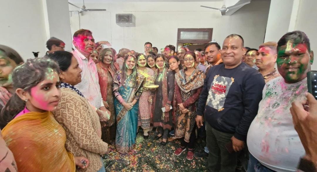 मुख्य विकास अधिकारी श्रीमती आकांक्षा कोण्डे के नेतृत्व में सामूहिक होली मिलन कार्यक्रम का आयोजन किया गया। कार्यक्रम में विकास भवन के सभी अधिकारियों एवं कर्मचारियों ने उत्साहपूर्वक खेली होली।