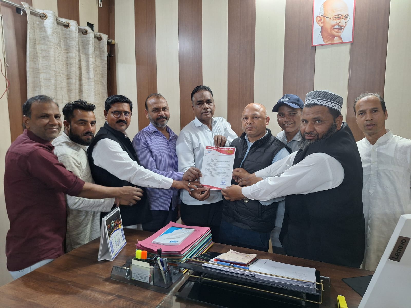 आगामी ईद-उल-फ़ितर के मद्देनज़र सफाई व्यवस्था दुरस्त करने,नाले की सफाई व ईदगाह रोड की मरम्मत के लिए पार्षद अहसान अंसारी द्वारा मेयर व एसएनए को सौपा ज्ञापन