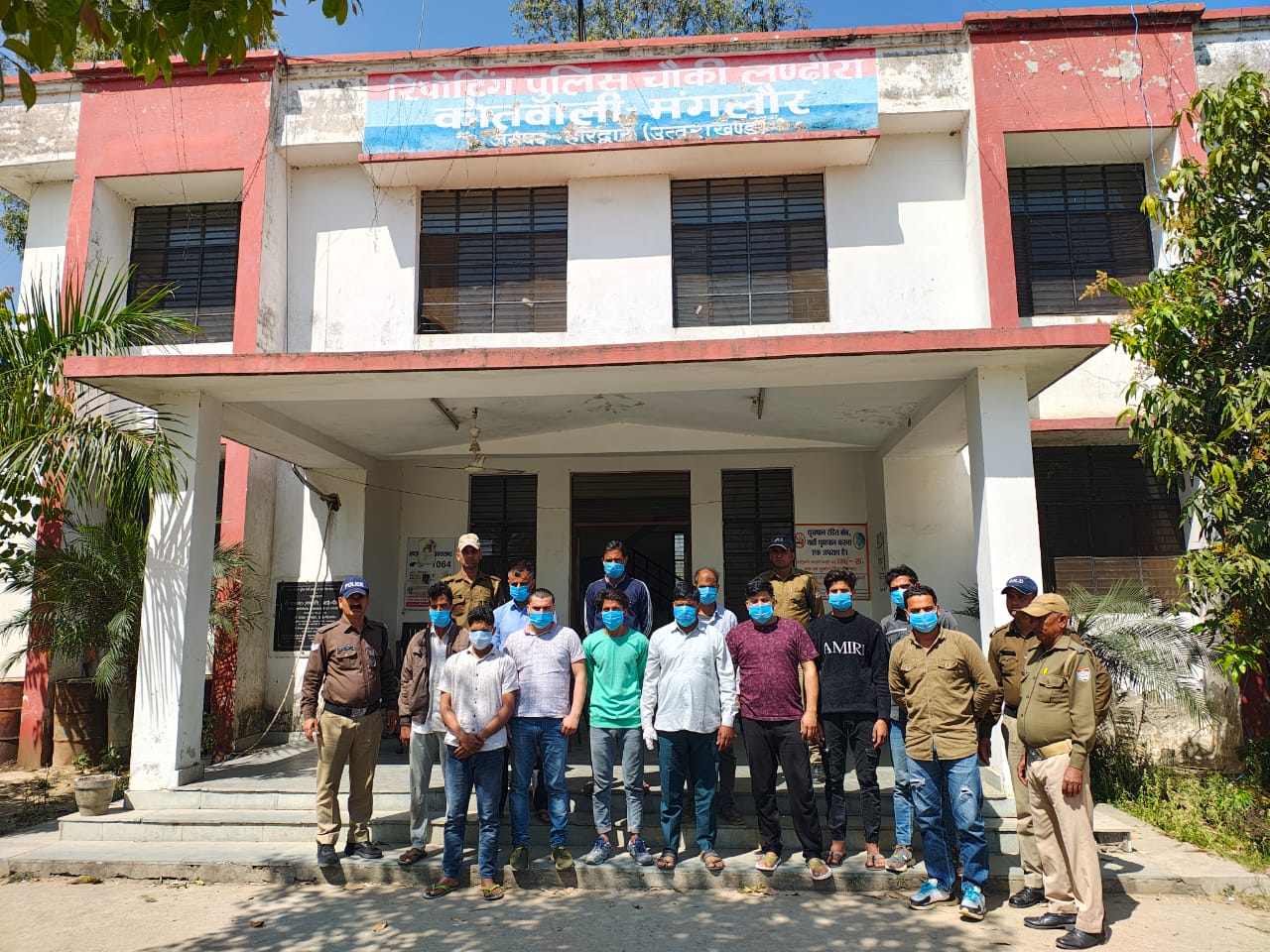 लड़ाई झगड़े करने वालो पर हरिद्वार पुलिस ने लगाम कस्ते हुवे चलाया कानून का डंडा  शांतिभंग में पुलिस ने थिथौला से 12 आरोपित अभियुक्तो को किया गिरफ्तार।