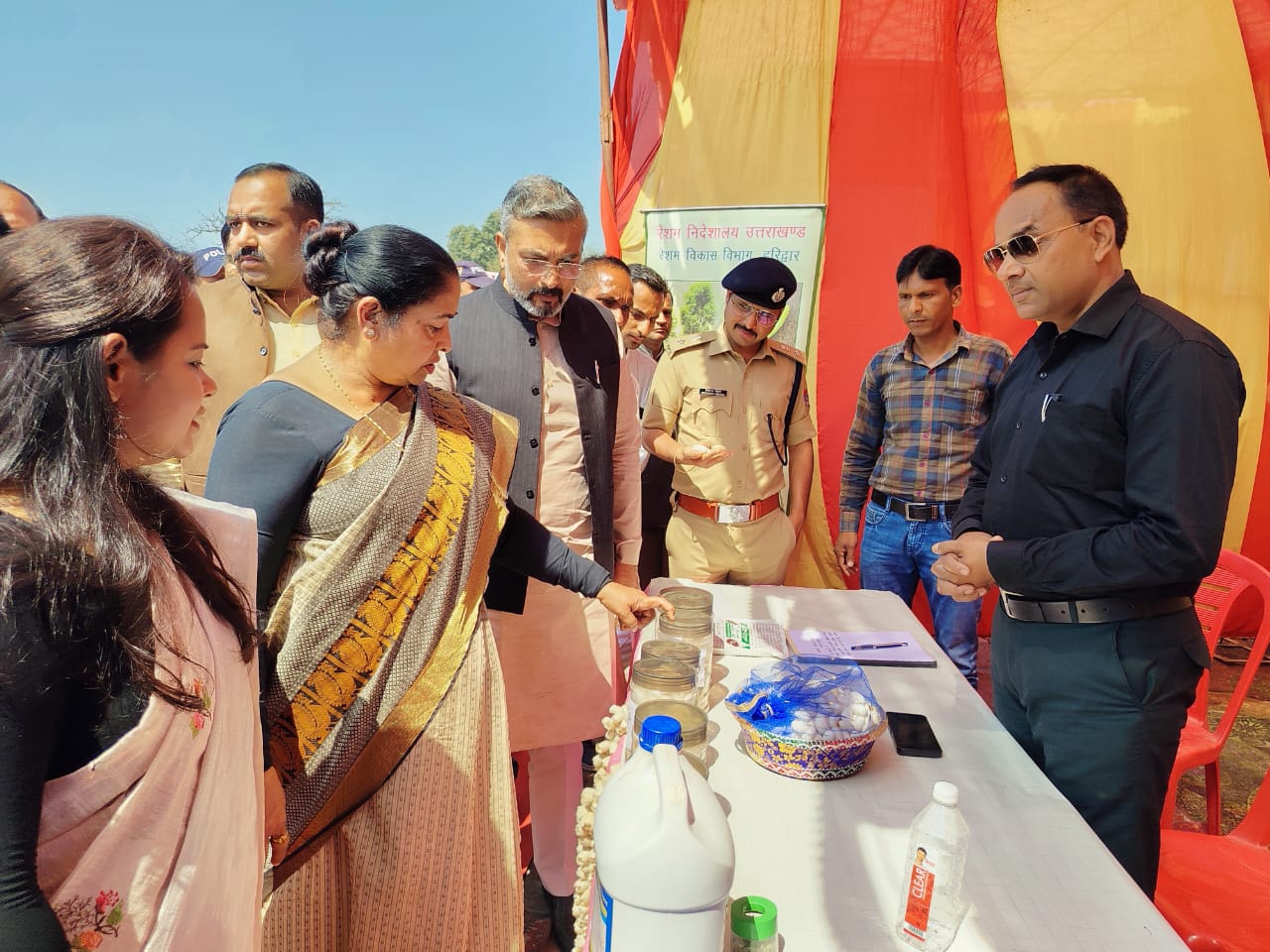 राज्य सरकार के तीन वर्ष पूर्ण होने उपलक्ष्य में ’’जन सेवा’’ थीम पर आधारित बहुद्देशीय शिविर एवं चिकित्सा शिविर का भव्य आयोजन ऋषिकुल मैदान में किया गया। 