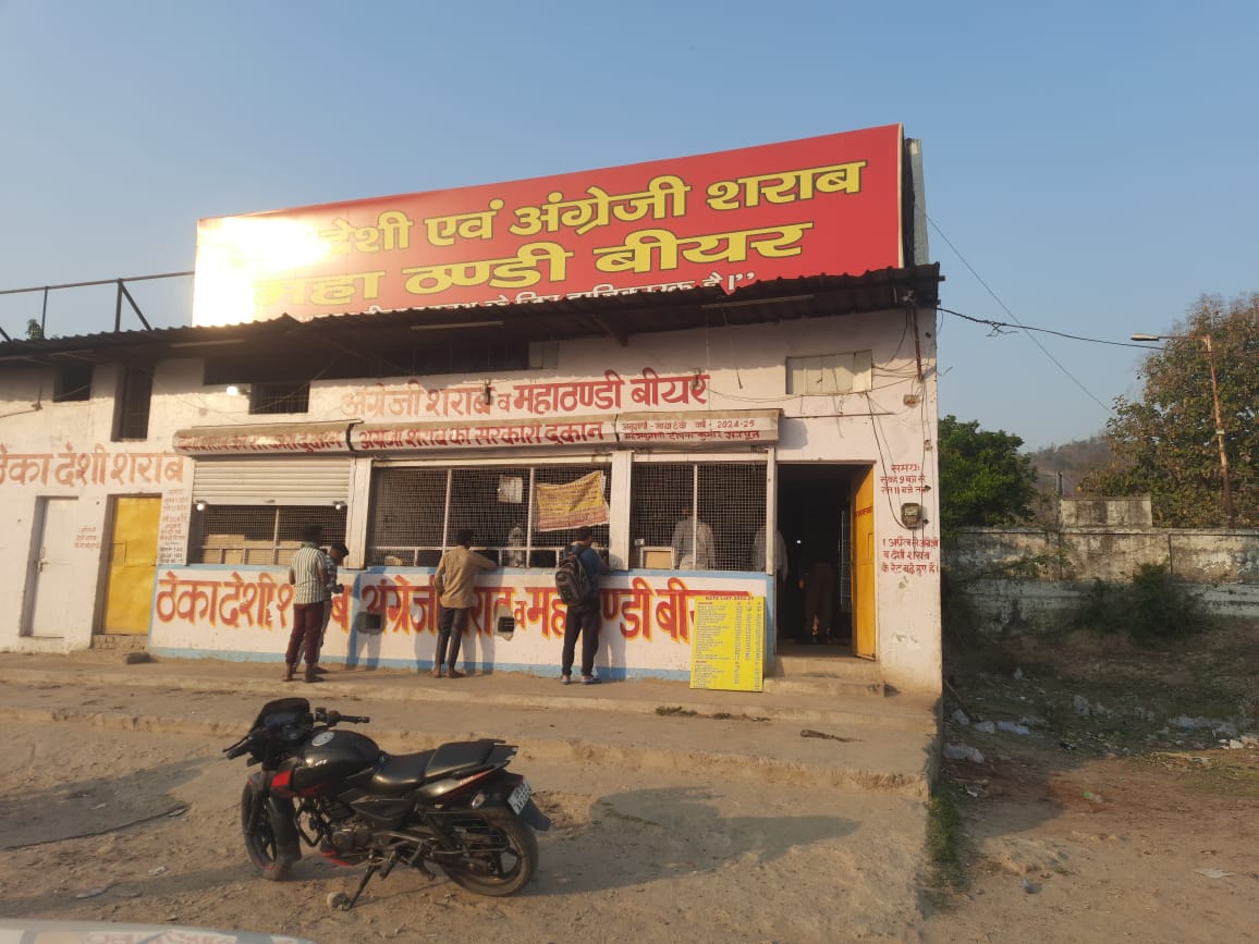  ग्राम कांगड़ी स्थित विदेशी मदिरा की दुकान पर विक्रेता एवं अनुज्ञापी द्वारा अनाधिकृत माल प्राप्त कर विक्रय किया जा रहा है।  तहसीलदार हरिद्वार द्वारा आबकारी विभाग के उपनिरीक्षक मदन सिंह चौहान के साथ औचक निरीक्षण किये जाने पर कुल 32 पेटी  विदेशी मदिरा की एफ. एल. 36 । बिक्री पास विक्रेता द्वारा प्रस्तुत नहीं किये गये। अतः मौके पर ही उक्त माल को विक्रय हेतु प्रतिबंधित करने की कार्यवाही की गयी।