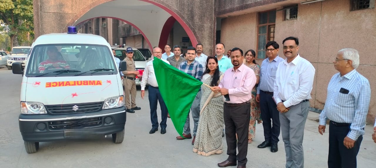 कोटक हेल्थ केयर द्वारा उप जिला चिकित्सालय रुड़की को  भेट की गई एंबुलेंस को कलेक्ट्रेट परिसर से जिलाधिकारी कर्मेंद्र सिंह व मुख्य विकास अधिकारी आकांक्षा कोण्डे ने हरी झंड़ी दिखाकर किया रवाना।    