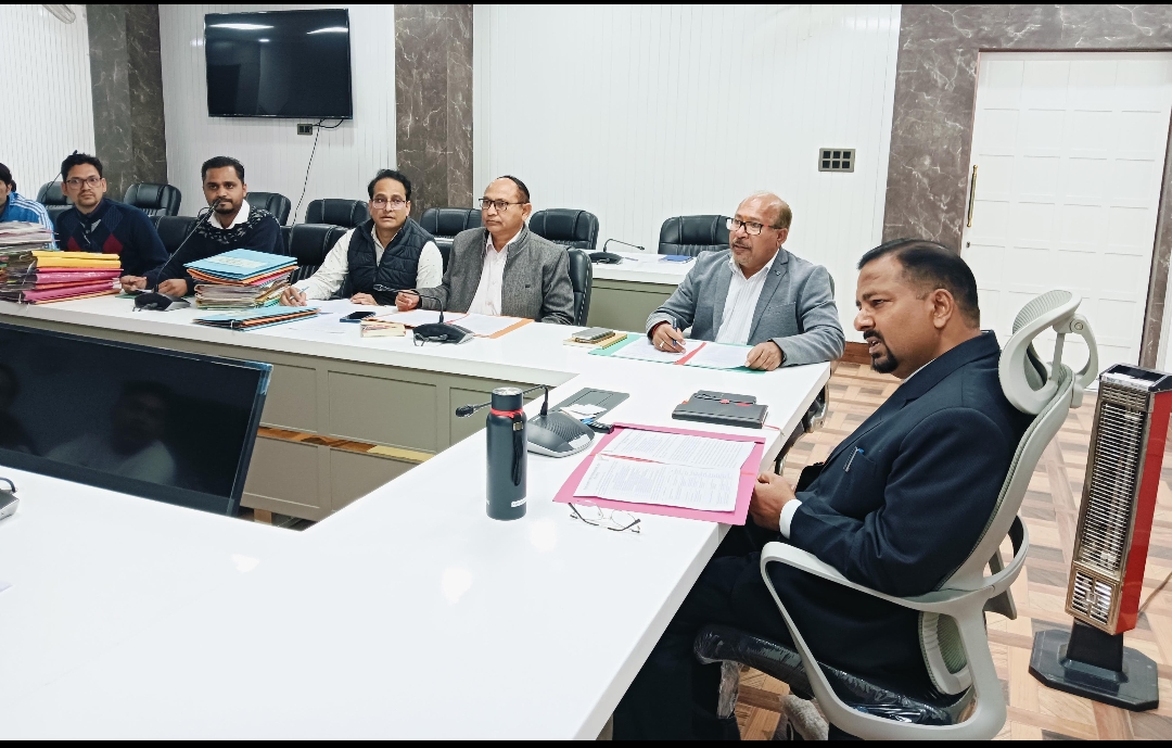  जिलाधिकारी निर्देश दिए कि भ्रूण परीक्षण करने वाले एवं कराने वालों की जानकारी देने वाले व्यक्ति को एक लाख रुपए की धनराशि पुरस्कार स्वरूप दी जाएगी 